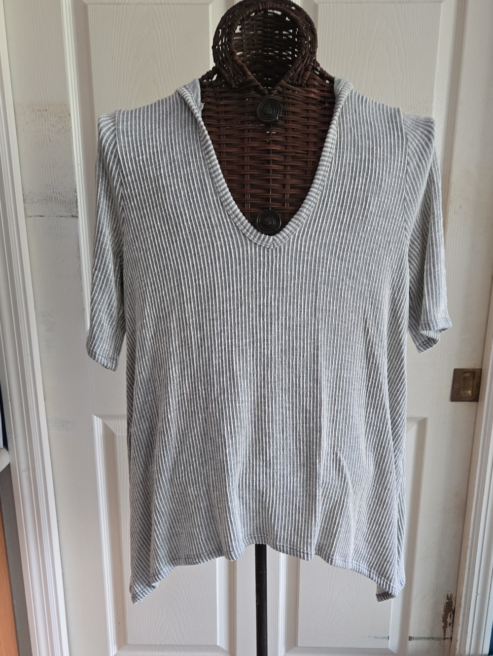 Gyft Light Gray And White Ribbed V-Neck Tee With Hoodie